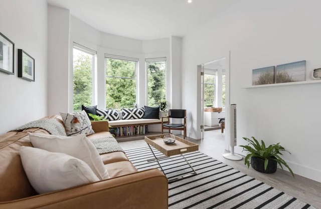 Trendy & Cozy at "The Drive" in Vancouver