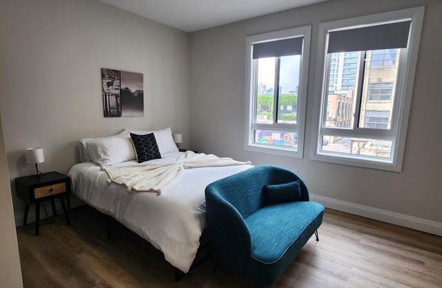 Trendy Large 1 Queen Bed Studio Prime Downtown Location!