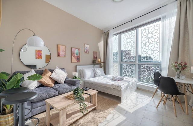 Trendy Studio with fitted kitchen in Discovery Gardens