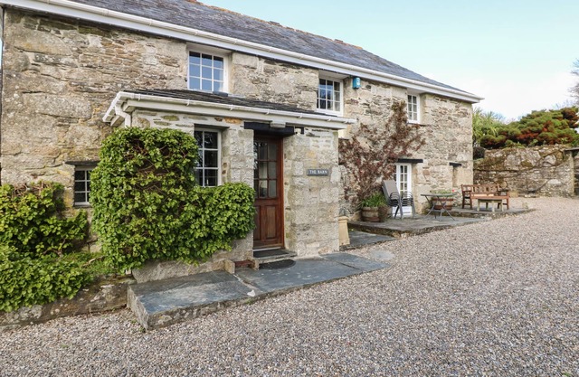 TREVENNING BARN, pet friendly, with open fire in Bodmin