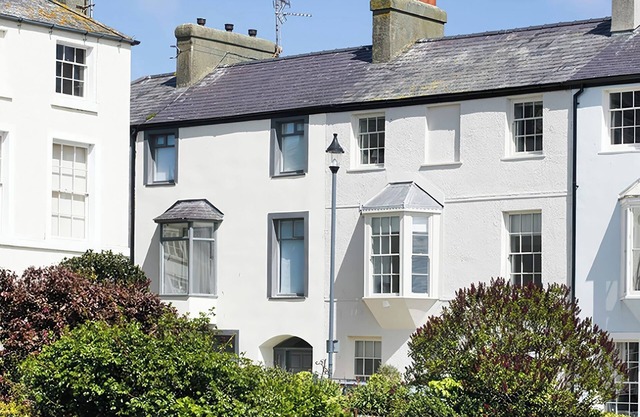 TRI RAGLAN MAWR, family friendly, with open fire in Beaumaris