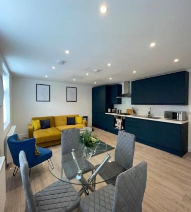 Trinity Apartments - 2 Bed Apartment - Spacious - Modern - 30 Seconds from High Street