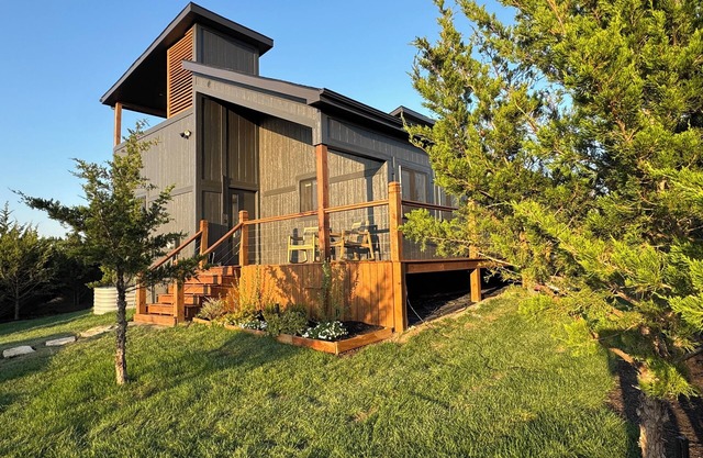 tRomantic Getaway Cabin w/Rooftop Spa, Fire Pit & Golf Cart
