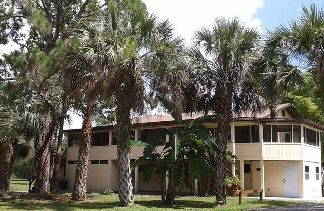 TROPICAL 2 BEDROOM "TREE HOUSE" UNIT "A" ON EQUINE RANCH