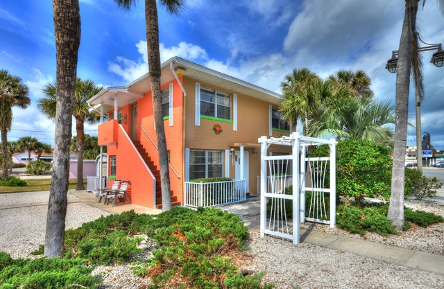 Tropical 2 Bedroom Apartment Across from Daytona Beach/Sanitized after each use!
