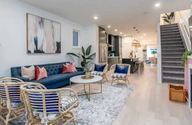 Tropical | 3 Bed Home | Close to Downtown