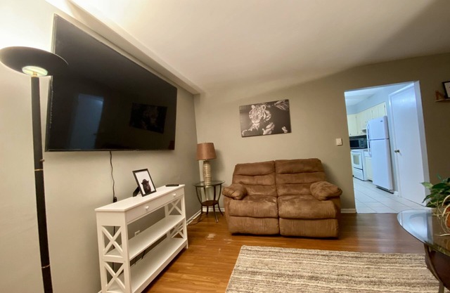 Tropical Apartment Overlooking Golf Course, Minutes to Attractions
