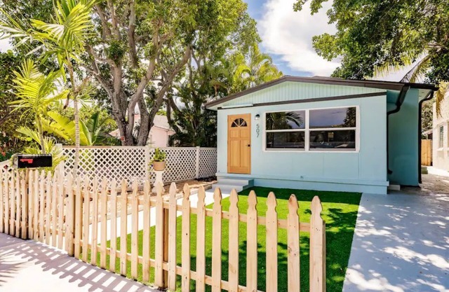 Tropical Bungalow, Walk to Lake Ave & Beach