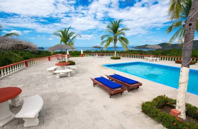 Tropical Condo with Spectacular Ocean Views, Panoramic Dining Terrace & Quick Wa