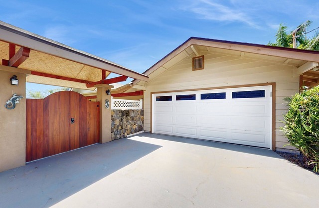 Tropical downtown suite w/private hot tub & gazebo, washer & dryer, patio