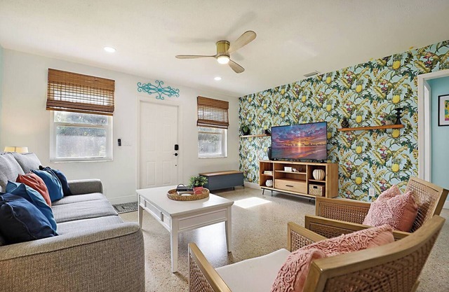 Tropical Escape near Beach! Tons of parking!