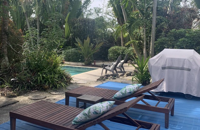 Tropical Escape - Pet Friendly - Modern Amenities - Old Florida Charm
