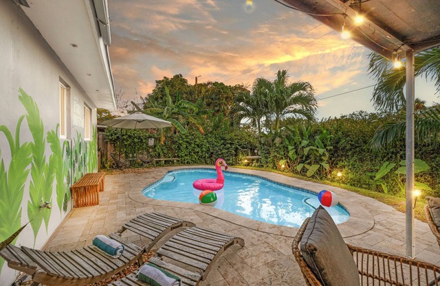 Tropical Getaway + Heated Pool, Arcades–5 MIN to The Fort: Pickleball - Sleeps 8