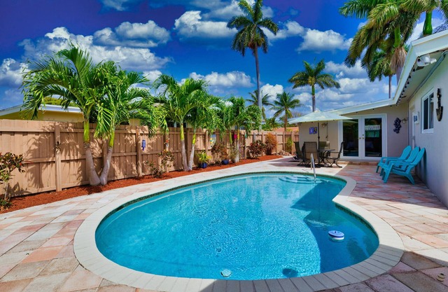Tropical Getaway! Walking distance to beach & dining, private home, heated pool.