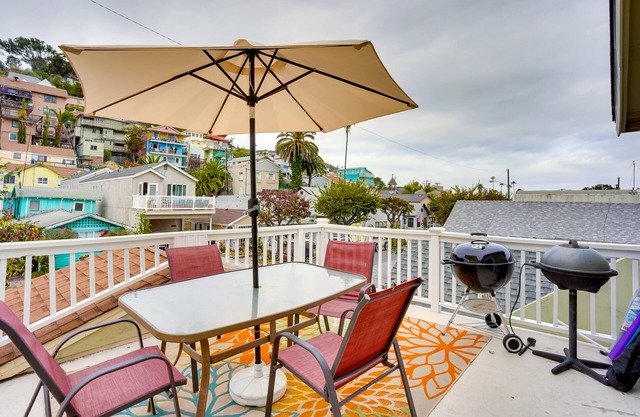 Tropical Island Escape w/Deck, Walk to Avalon Bay