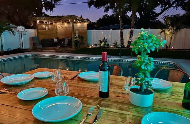 Tropical Jungle Villa w/heated pool- 10 min walk to Ocean!