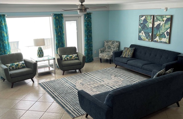 Tropical paradise.Luxury Villa, beautiful decor, steps to beach. Pool/hot tub.