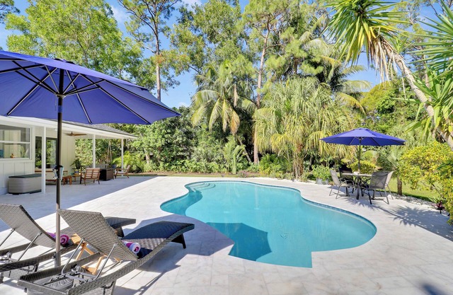 Tropical Paradise in Jupiter Farms with Heated Pool and bocce court, sleeps 7