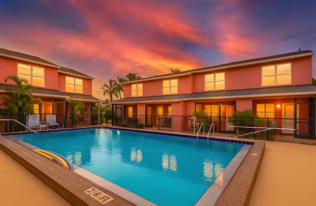 Tropical, Paradise in 2-bedroom townhouse with AC, WiFi in wonderful Fort Myers