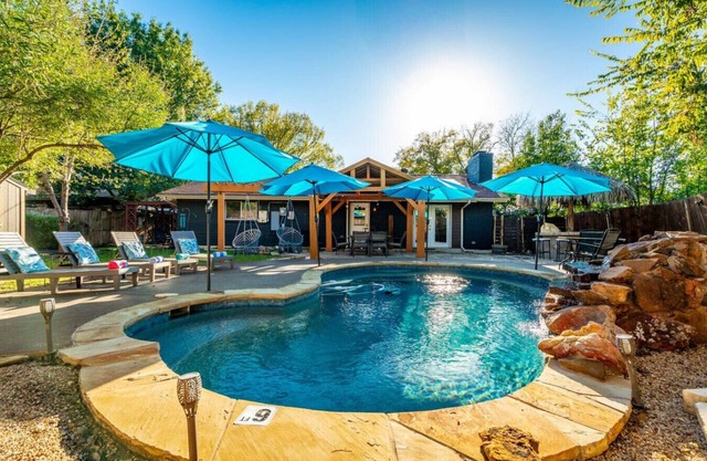 Tropical Pool w/Tiki Bar, Fire Pit, Swing