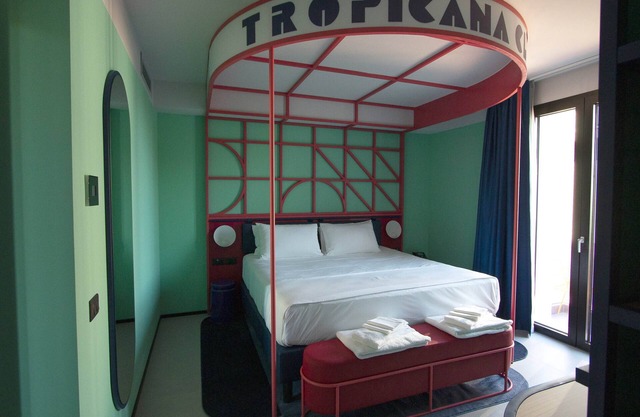 Tropicana Club: No conventional!