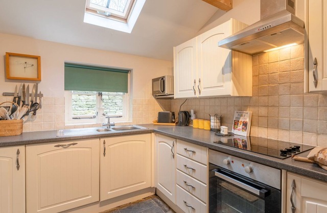 Truffles Cottage - sleeps 4 guests in 2 bedrooms