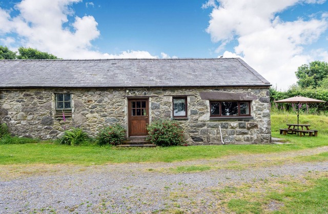 TRYFAN COTTAGE, family friendly, with a garden in Caernarfon