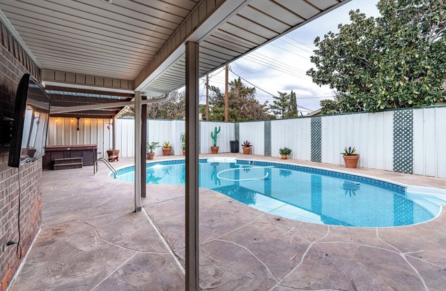 TTU is 4 miles, 3Bd/2Ba with Pool/Hot Tub -"That Peaceful, Easy Feeling"