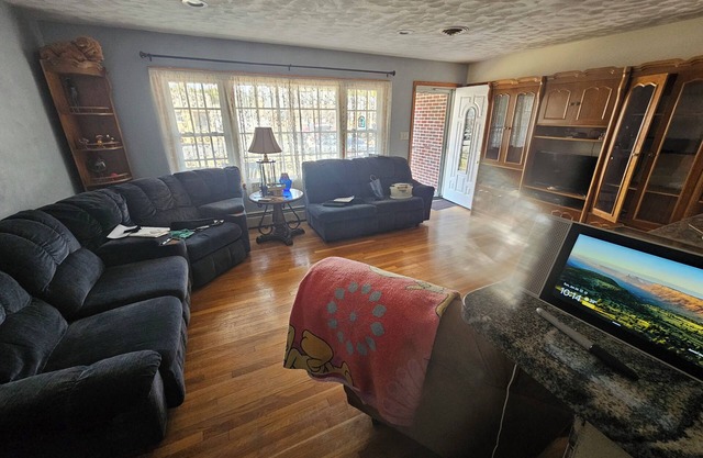 Tucked away 3-bedroom estate with AC and WiFi in fabulous Hampton