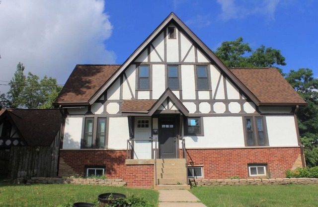 Tudor house stay-In Town Location!