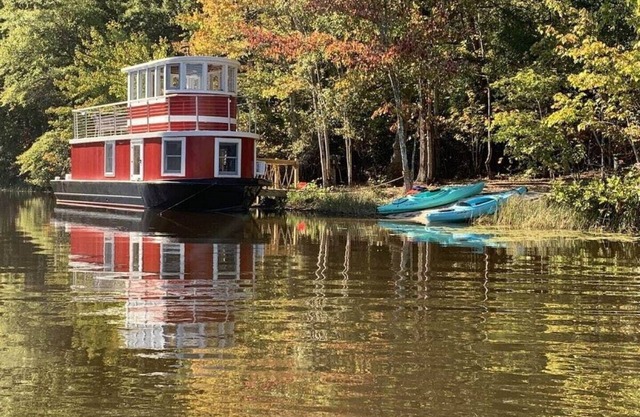 Tugboat/Private Lake - Farm Animals - Fish, Swim, Boat, Hike/Bike 5+Miles Trails