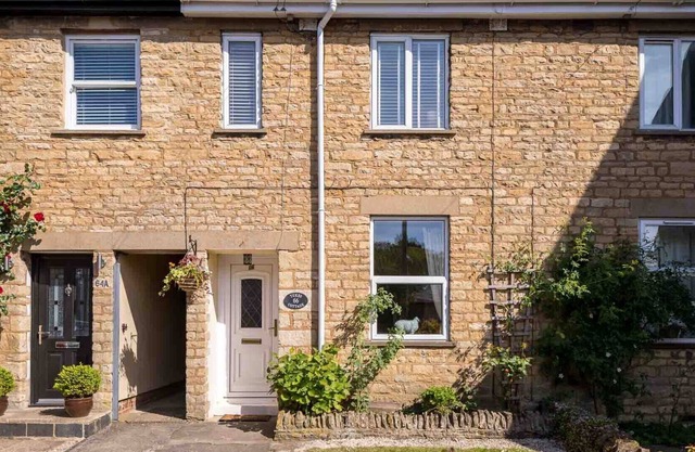 TUKES COTTAGE, pet friendly, with open fire in Chipping Norton