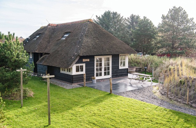 Tureluur is a lovely house in the dune area between Nes and Buren with sauna.