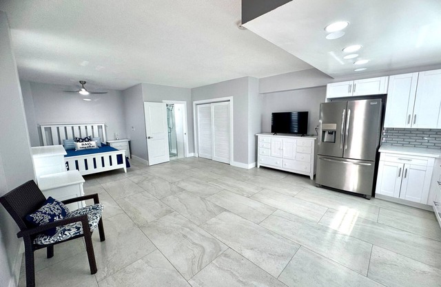 Turnkey Modern Studio in the Upper Keys – Stylish, Bright & Fully Equipped!