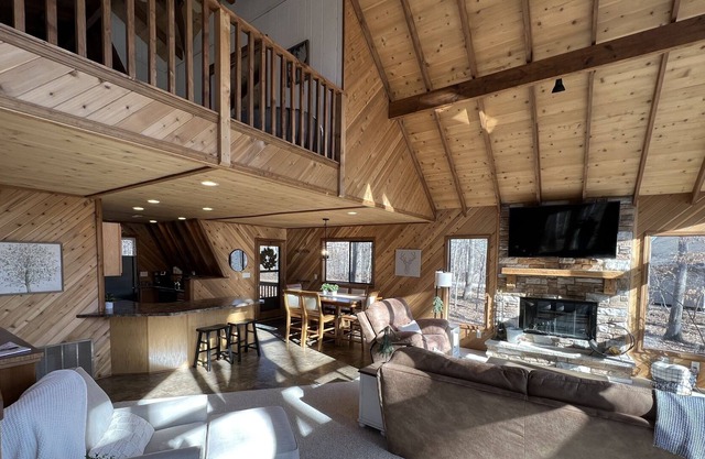 Turrach Ridge Escape, Innsbrook, A Woodland Waterfront Chalet Retreat