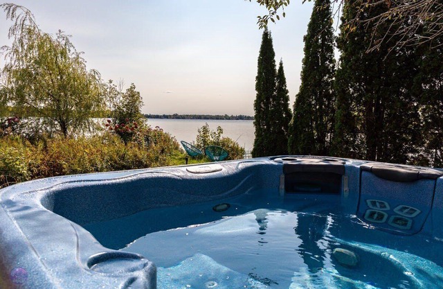 Turtle Lake Chalet | Spa | Waterfront