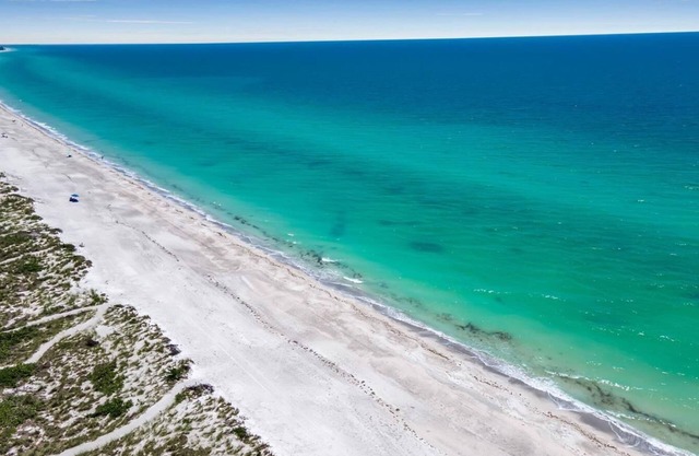 Turtle Walk - Walk to Gorgeous Beach! WALK to 12 different Restaurants!