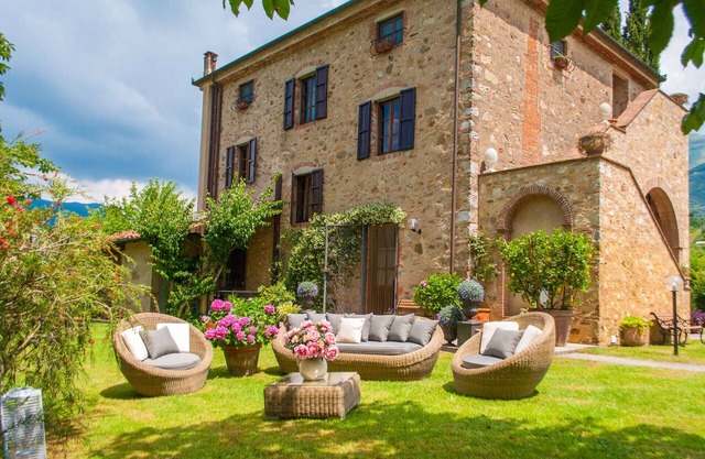 Tuscan Fairytale Family Villa close to Beaches and Lucca