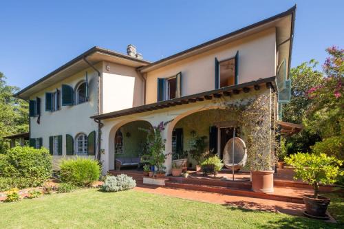 Tuscan Villa with Private Pool & Garden