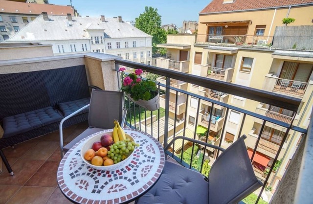 Tuscany Garden Budapest - Balcony and FREE Garage