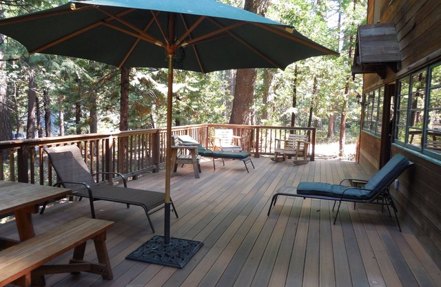 Twain Harte cabin right near town, sleeps 10