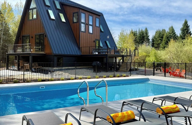 Twin Peaks A-Frame East. Private In-ground Pool. 5 Bed, 2 Bath modern cabin.