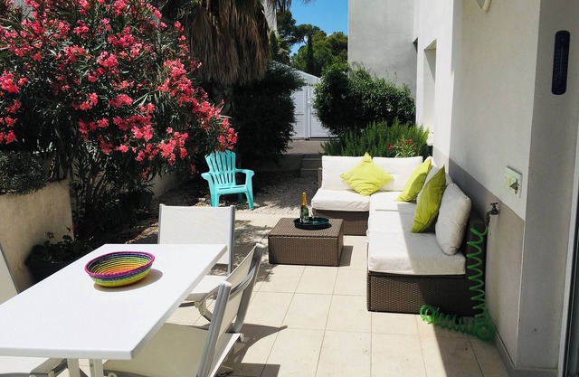 Two bedroom apartment near to charming historic port