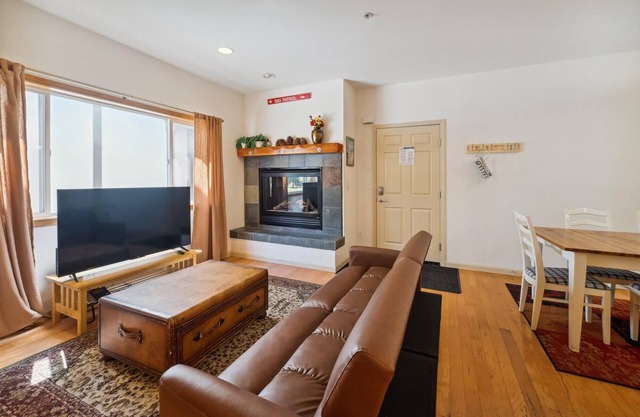 Two Bedroom Condo in Olympic Valley. Great Locationt!