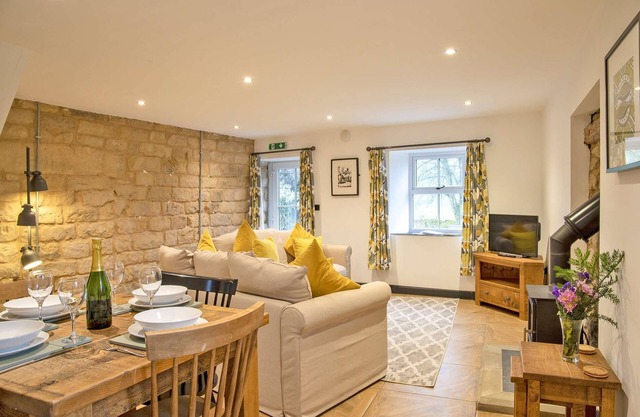 Two-bedroom, dog-friendly cottage on the Stainsborough Hall Estate