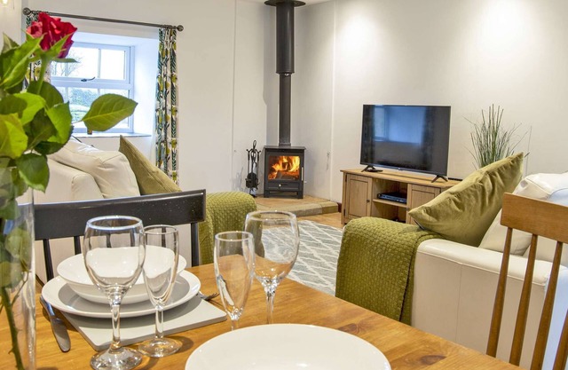 Two-bedroom, dog-friendly cottage on the Stainsborough Hall Estate