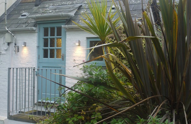 Two Bedroom Loft Apartment Overlooking St Fimbarrus Church & Its Grounds