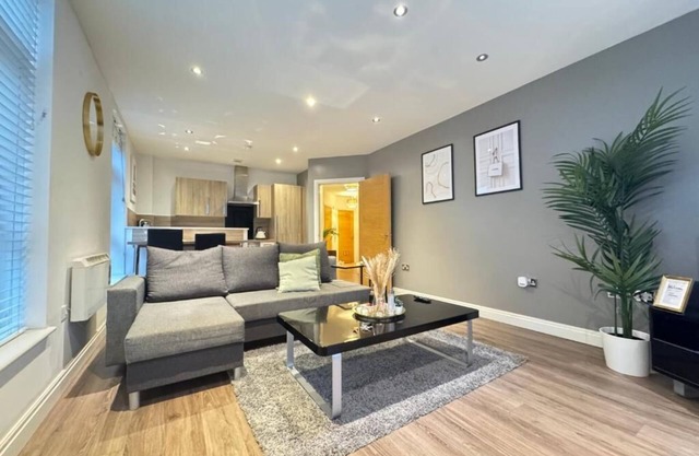 TWO Bedroom Luxury Apartment Birmingham City Centre Sleeps 6 Guests 2 Bathrooms