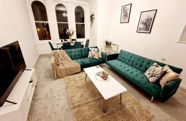 Two Bedroom Mansion House Apartment By AZ Luxury Stays Newmarket With Parking And WiFi