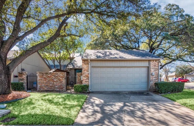 Two bedroom Remodeled townhome with 2 baths, hot tub, community pool